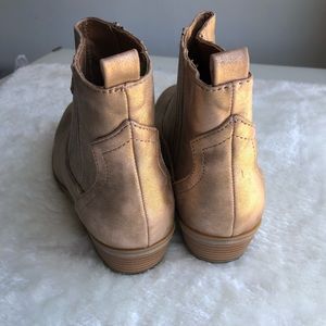 Universal thread brand Rose gold booties size 9